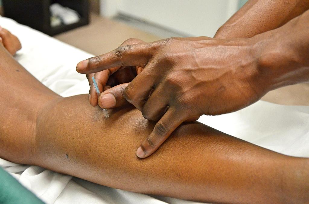 Uśmiechnięta kobieta na tle natury, odprężona i spokojna